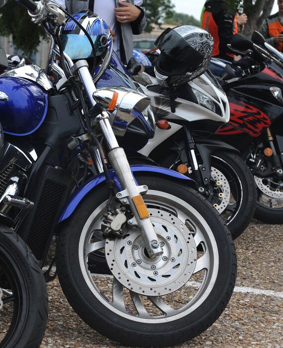 motorcycles-654411_1920